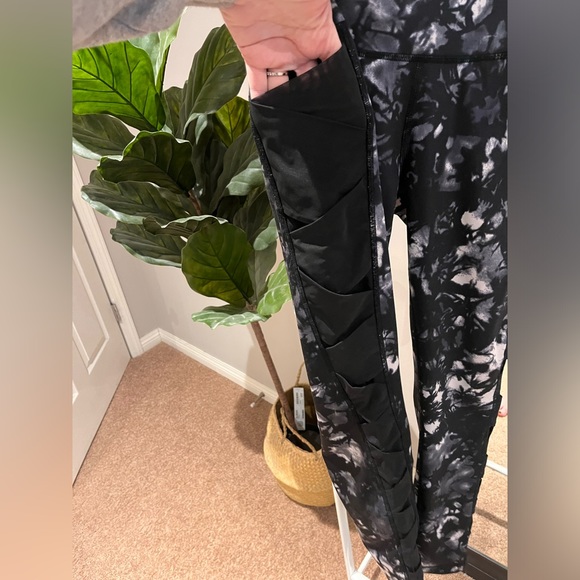 Lululemon | Rise and Flow Pant (Full-On Luxtreme) - Picture 7 of 11